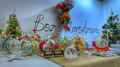 Ekspozycja bombek z napisem „Boże Narodzenie”