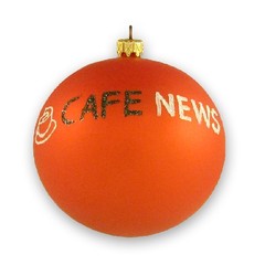 Pomarańczowa bombka z napisem „CAFE NEWS”
