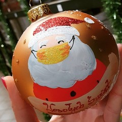 Czerwona bombka z Mikołajem w żółtej maseczce