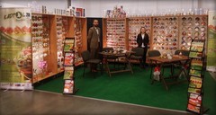 Stoisko z ekspozycją bombek, stolikami i krzesłami